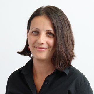 Bernadett Istenes • Oriasplakat.hu