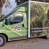 PRAUTO szépségbusz 2024 dm kampány dekoráció oldalsó rész