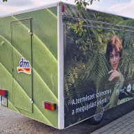 PRAUTO szépségbusz - 2024 dm kampány dekoráció jobb hátsó rész
