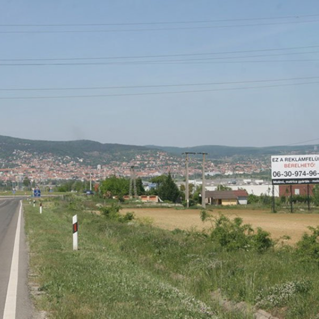 Pécs, 58-as út Siklósi út M5-ről centrumba vezető úton a Tesco előtt