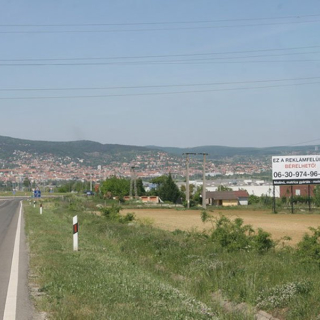Pécs, 58-as út Siklósi út M5-ről centrumba vezető úton a Tesco előtt
